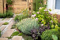 Une vue de parterres de fleurs vivaces mixtes donnant sur des dalles de pavage irrégulières: BBC Gardener's World Live, Birmingham 2017 - Artemis Landscapes Living in Sync Garden