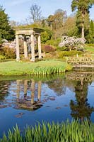 L'île sur le lac est reliée au reste du jardin par une passerelle en bois au château de Cholmondeley, Cheshire, Royaume-Uni.