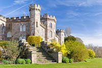 Des étapes mènent au début du 19e siècle, le château de Cholmondeley, Cheshire, Royaume-Uni.