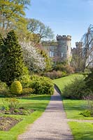 Un chemin à travers les jardins au début du 19e siècle, le château de Cholmondeley, Cheshire, Royaume-Uni.