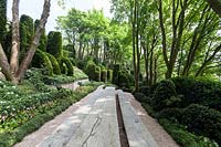 Table et bancs en chêne de Thomas Rosler dans le Jardin D ' Aval avec Muehlenbeckia complexa. Les Jardins D ' etretat, Normandie, France.