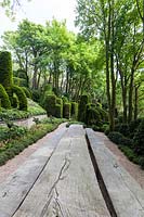 Table et bancs en chêne de Thomas Rosler dans le Jardin D ' Aval avec Muehlenbeckia complexa. Les Jardins D ' etretat, Normandie, France.