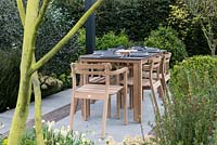 Table et chaises de jardin par Gaze Burvill sur patio - 'The Landform Spring Garden', Ascot Spring Garden Show, 2018.