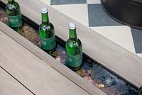 Rill d'eau utilisé comme refroidisseur de bouteille - Jardin «À la maison - Grandir, dîner et se détendre», RHS Malvern Spring Festival, 2018.