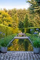 Étang formel avec couverture de Carpinus betulus 'fastigiata', jardin Laura Dingemans, Pays-Bas.