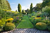 Longue salle de jardin avec double parterres mixtes et chemin de pelouse, Laura Dingemans garden, Pays-Bas.
