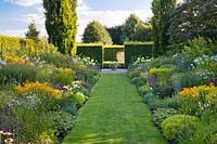 Longue salle de jardin avec double parterres mixtes et chemin de pelouse, Laura Dingemans garden, Pays-Bas.