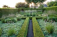 Couverture formelle Ilex crenata 'Convexa' dans le jardin blanc, jardin Laura Dingemans, Pays-Bas