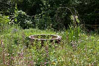 Pot vide dans le 'Herbs for Healing Garden' par Davina Wynne-Jones, à Barnsley House, Cirencester, Royaume-Uni.