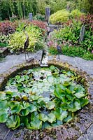 Petit étang de jardin à Dipley Mill, Hartley Wintney, Hants, UK.