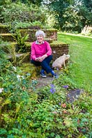 Jill Hunter dans son jardin - l'ancien moulin à maïs, Aston Crews, Herefordshire