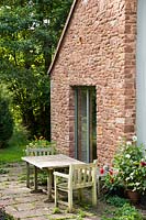 Maison convertie de moulin à maïs abandonné avec terrasse, Aston Crews, Herefordshire, Royaume-Uni.
