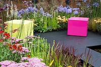 Cubes roses et jaunes avec plantation colorée d'Achillea, Helenium, Penstemon et Verbena. Jardin en boîte de couleur - RHS Hampton Court Palace Flower Show 2017