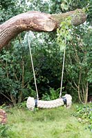 Balançoire suspendue à un arbre tombé. Jardin sauvage pour enfants de Zoflora et Caudwell - RHS Hampton Court Palace Flower Show 2017
