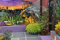 Peinture murale d'une abeille ouvrière par le graffeur Russ Meehan, coin salon avec Hakonechloa macra - Le Buzz de Manchester, RHS Tatton Park Flower Show 2018