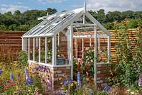 Serre à cadre blanc dans un jardin de chalet - Un chemin vers l'avenir, RHS Tatton Park Flower Show 2018