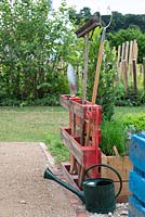 Ancienne palette utilisée pour stocker les outils de jardin - Finding Urban Nature, RHS Tatton Park Flower Show 2018