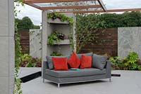 Pergola contemporaine avec canapé et étagères d'angle pour suspendre les plantes - Ginspiration, RHS Tatton Park Flower Show 2018