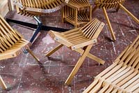 Atelier de design de mobilier de jardin avec gamme de chaises.