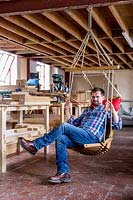 Chris Punch, concepteur de mobilier de jardin en atelier, avec balançoire.