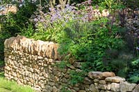 Mur en pierre sèche et plantation mixte. Le Warner Edwards Garden, une représentation de Falls Farm dans la campagne du Northamptonshire, parrain: Warner Edwards, RHS Chelsea Flower Show, 2018.