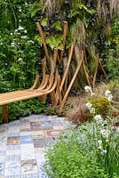 Banc et chemin de carreaux de céramique. Le jardin de l'épilepsie des esprits brodés. Sponsor: Embroidered Minds, RHS Chelsea Flower Show, 2018.