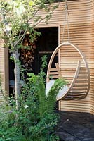 Chaise pivotante en chêne à la vapeur sur le Tom Raffield Tradestand - RHS Chelsea Flower Show 2018