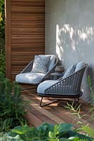Terrasse en bois avec fauteuils 'Rivera' par Minotti - Le jardin Morgan Stanley pour le NSPCC - Sponsor: Morgan Stanley - RHS Chelsea Flower Show 2018
