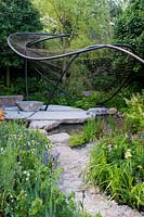 Chemin de pierre menant au coin salon et à l'étang, The Wedgwood Garden, RHS Chelsea Flower Show, 2018. Sponsor: Wedgwood