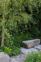 The Wedgwood Garden - Chemin de pierre et banc avec Salix alba 'Tristis' - Sponsor: Wedgwood - RHS Chelsea Flower Show 2018