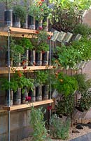 Lemon Tree Trust Garden - Pots recyclés d'herbes comestibles verticales et d'herbes - Sponsor: The Lemon Tree Trust - RHS Chelsea Flower Show 2018