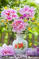 Arrangement floral de printemps de Syringa, Paeonia et fleurs sauvages