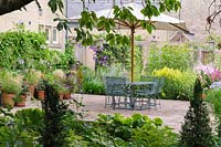 Dîner en plein air avec des plantes vivaces herbacées, Wiltshire, England, UK