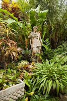 Statue en pierre comme point focal, Hunte's Garden, Barbade