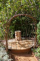 Assise en bois en cage d'osier. Dans Ma Bulle, dans ma bulle. Jardin de la pensée. Festival des Jardins 2018, Chaumont sur Loire, France