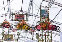 Affiche dans les voitures rétro suspendues. Grand Pavillon d'Art et de Fleurs - RHS Malvern Spring Festival, 2018.