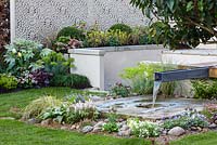 Bec et rigole d'eau avec plantation mixte en gravier et paravent décoratif. «Yardley Flower Garden», Ascot Spring Garden Show, 2018.