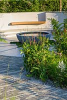 Jardin pluvial en contrebas avec chemin de pierre incurvé et piscine circulaire. 'Jardin vert d'eau du sud-ouest', RHS Hampton Flower Show 2018