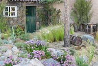Erigeron et Stipa avec des roches et des pierres. 'Rias de Galicia', un jardin au bout du monde - RHS Hampton Flower Show 2018