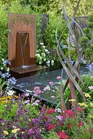 Brilliance in Bloom, parrainé par Stark et Greensmith, Simon Probyn Sculpture, Nickie Bonn et Art4Space, RHS Hampton Court Flower Show, 2018.