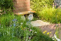 Banc garni de chêne écossais avec pierre de taille et paravent en brique. 'South Oxfordshire Landscape Garden', RHS Hampton Flower Show, 2018.