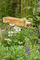 Banc en bois entouré de vivaces - Secured by Design, parrainé par Secured By Design, Capel Manor College, Smartwater, RHS Hampton Court Flower Show, 2018.