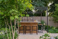 Bar extérieur avec pergola, Acer cappadocicum en premier plan - The Landform Garden Bar, RHS Hampton Court Palace Flower Show 2018