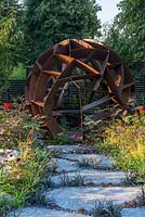 Sphère en acier corten par William Roobrouck - Elements Mystique Garden, parrainé par Elements Garden Design, RHS Hampton Court Palace Flower Show, 2018.