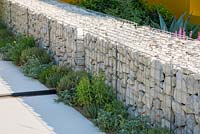 Cage métallique avec des pierres créant un mur de séparation - Santa Rita Living La Vida 120 Garden, RHS Hampton Court Palace Flower Show 2018