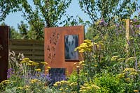 Écrans en acier par Steel Project Management avec plantation mixte - RNIB's Community Garden, RHS Hampton Court Palace Flower Show 2018
