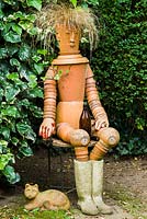 Homme de pot de fleurs, Irvine. Le jardin secret de Serles House, Dorset, UK.
