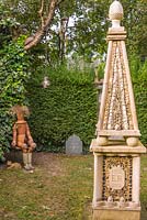 Obélisque construit pour commémorer le jubilé d'or de la reine. Le jardin secret de Serles House, Dorset, UK.
