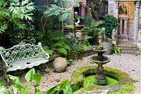 Plan d'eau et bassin à rigoles dans un jardin en contrebas avec des plantes aimant l'ombre. Le jardin secret de Serles House, Dorset, UK.