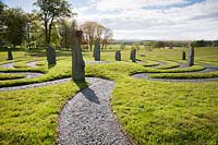 Labyrinthe inspiré d'une conception de temple hindi, avec des pierres d'ardoise debout. Holker Hall, Grange over Sands, Cumbria, Royaume-Uni.